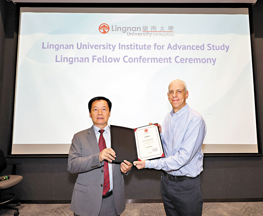 ●秦泗釗（左）向Guillermo Sapiro頒授「嶺南院士」榮銜。 嶺大圖片