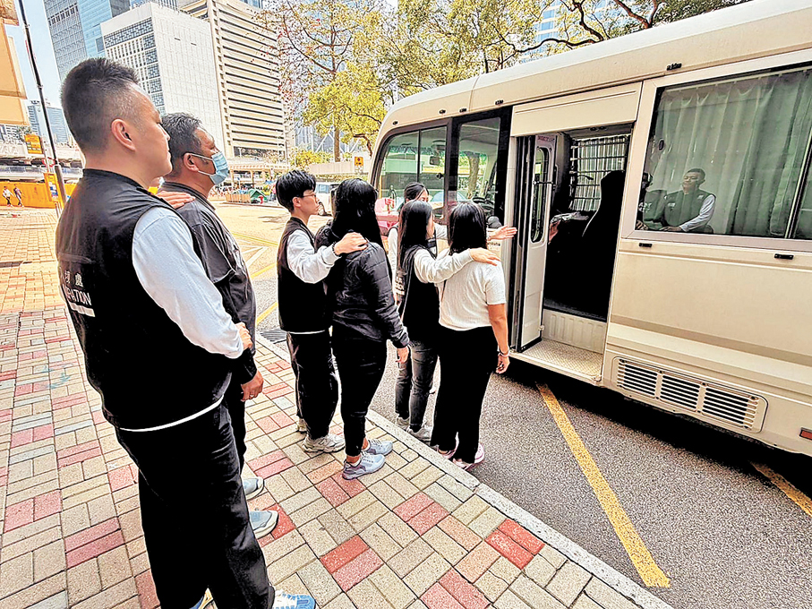 ●入境處在中區拘捕3名菲律賓籍家傭和訪客，他們趁假期非法擺攤、提供按摩及修甲等廉價美容服務，涉嫌違反逗留條件。 入境處圖片
