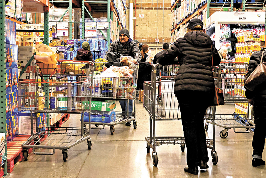 ●美國消費者將因應油價而削減其他方面的開支。  資料圖片