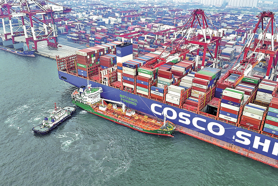 ●中國今年首兩月對「一帶一路」國家和地區合計進出口貿易4.02萬億元人民幣，增長20%。圖為青島港。   新華社