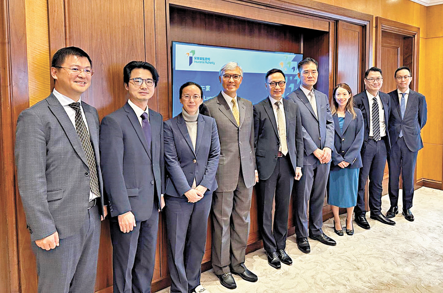 ●圖為保監局行政總監張雲正（右五）及一般業務部副總監趙偉洋（右一）等。 香港文匯報記者馬翠媚  攝