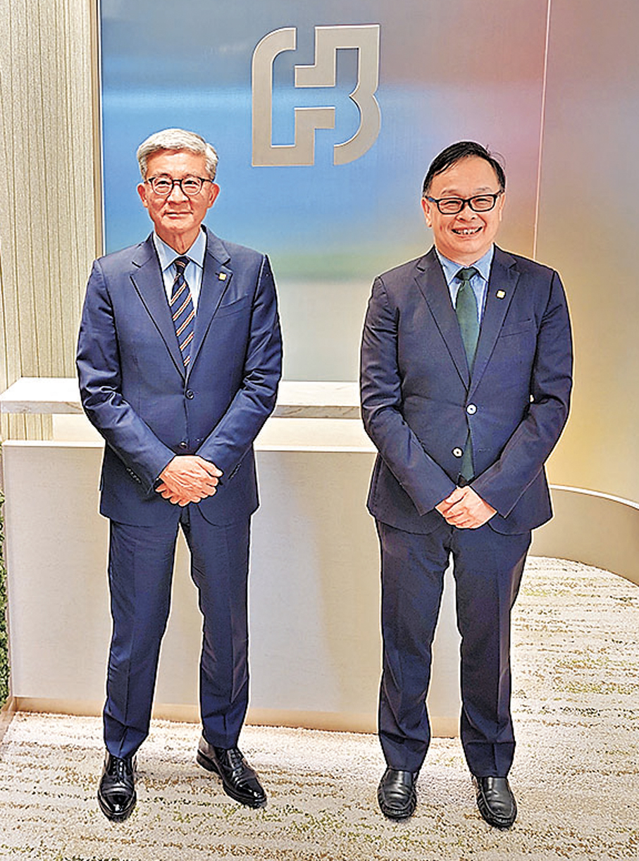 ●圖左為富邦銀行鍾國強。  香港文匯報記者岑健樂  攝 