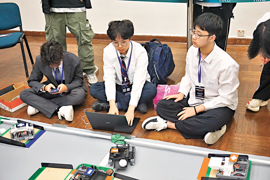 ●參賽學生運用先進機械人與AI技術，展示AI如何在模擬真實災害情景下支援緊急救援工作。  港大供圖