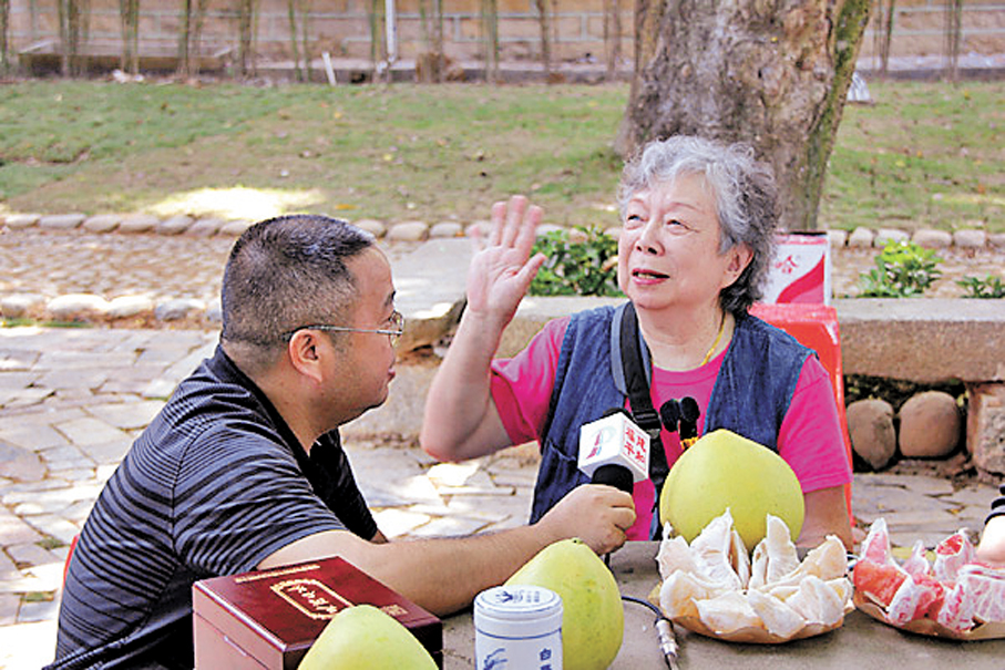 ●黃榮才在林語堂故居前採訪林語堂女兒林相如。
