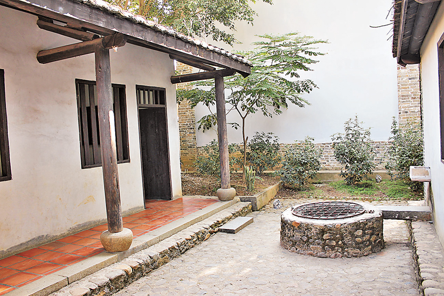 ●林語堂故居廚房後面有水井和水槽。