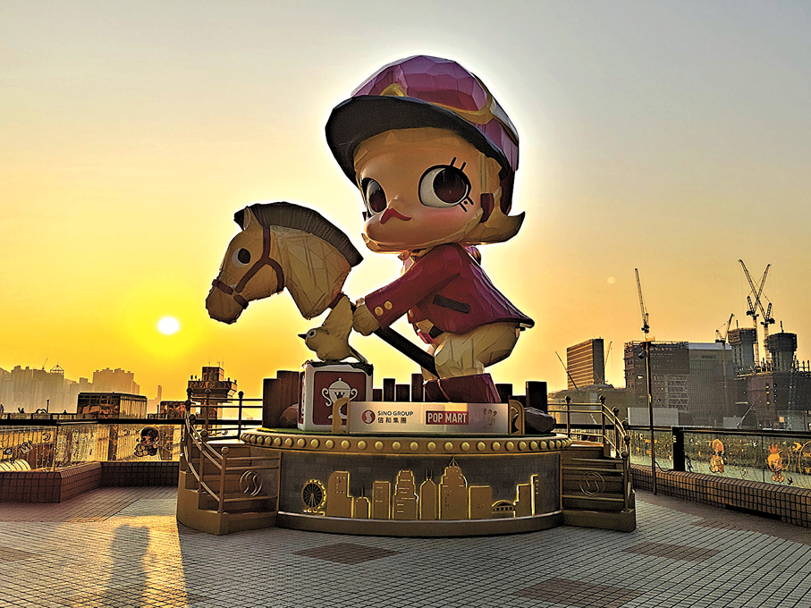 ●日落映照下的7米高MOLLY 20周年騎師造型特別版雕像