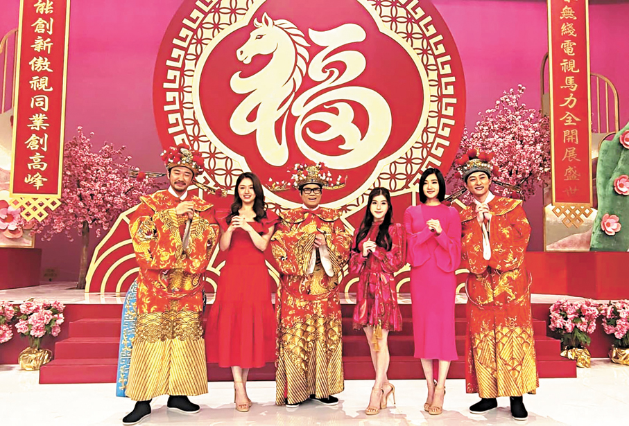 ●李尹嫣、陳詠詩、袁文靜與「財神」齊賀新春。   香港文匯報記者梁靜儀  攝