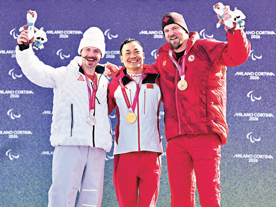 ●武中偉（中）與亞、季軍得主合照留念。 新華社