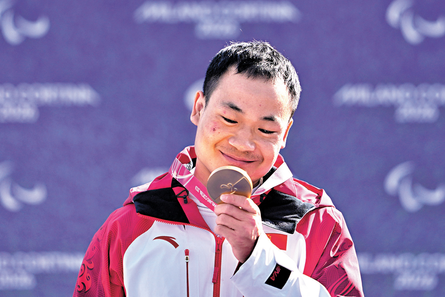 ●武中偉凝視手中金牌，臉上綻放燦爛笑容。 美聯社