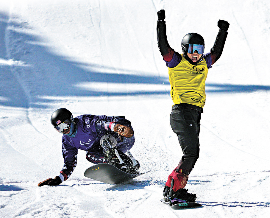 ●武中偉（右）在終點前超越艾利諾，勇奪金牌。 美聯社