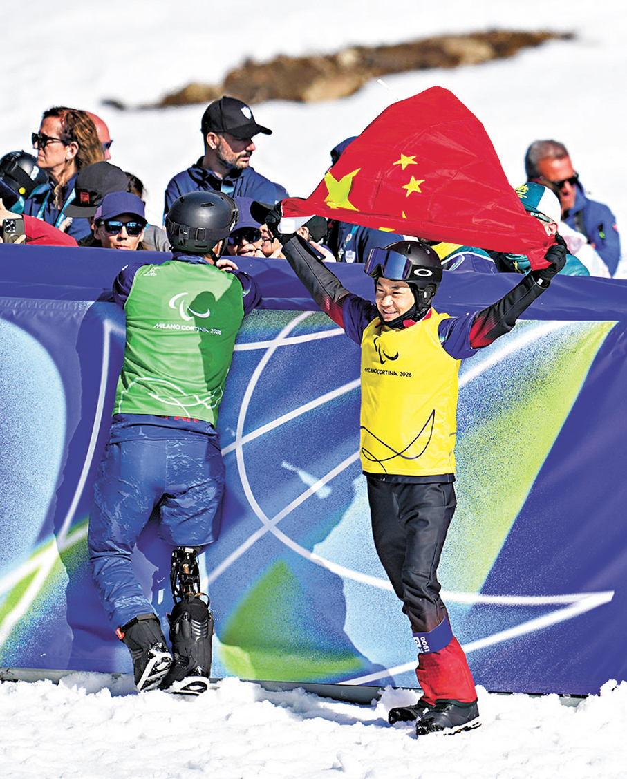 ●賽後武中偉揮舞國旗慶祝。 新華社