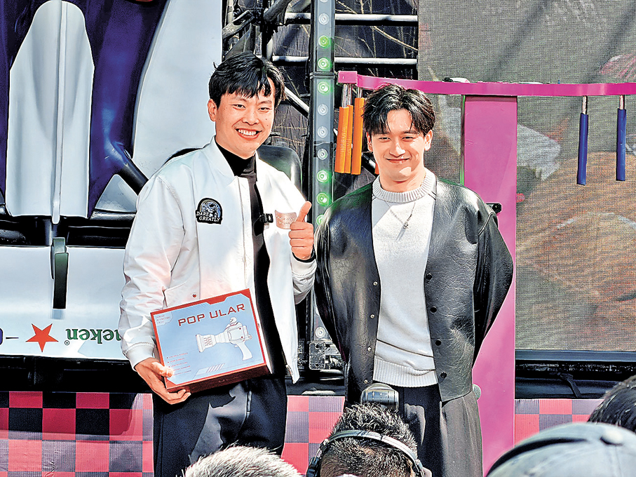 ●周冠宇（右）與車迷合影，並簽名留念。 香港文匯報記者夏微  攝