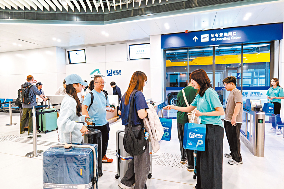 ●旅客使用「易泊飛」服務準備登機。香港國際機場Fb圖片