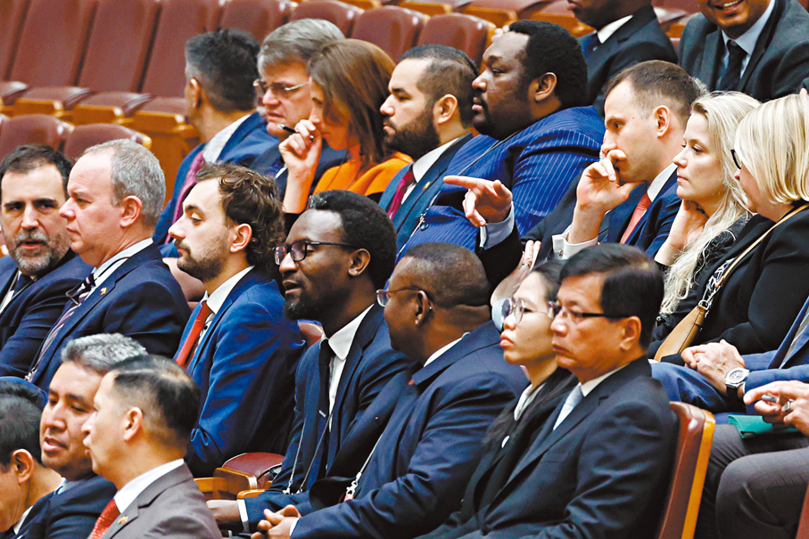 ●外國駐華使節旁聽會議。 中新社