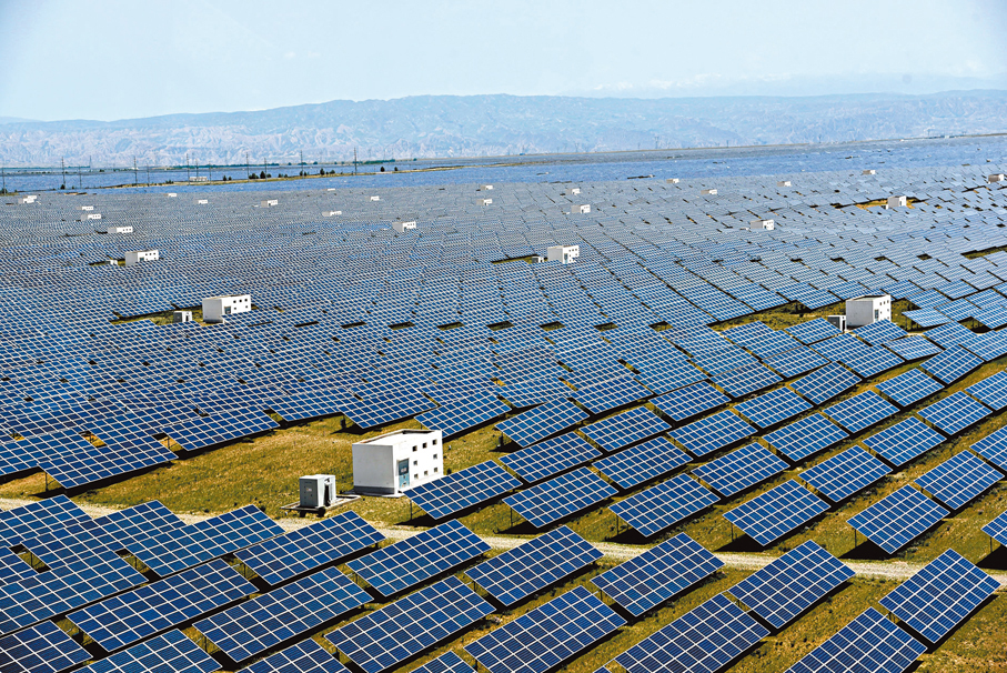 ●在全國人大代表鍾寶申看來，「反內卷」對寒冬中的光伏行業並非末日，而是一次大浪淘沙的篩選。 圖為青海省海南州共和縣塔拉灘上，光伏板匯成一片藍色「海洋」。香港文匯報記者李陽波  攝
