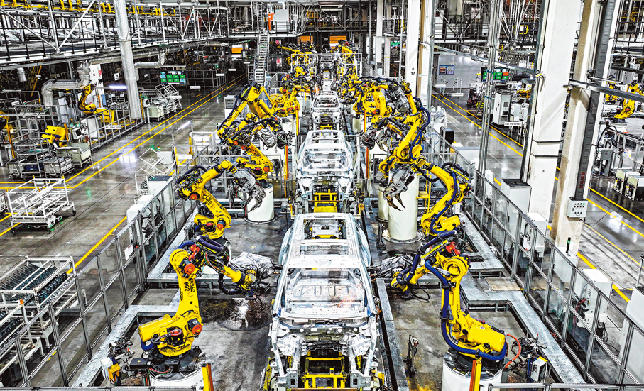 ●新能源汽車的「反內卷」，目前正在引導行業加速邁入智能化的「下一程」。圖為位於重慶市兩江新區的賽力斯汽車超級工廠拍攝的自動化生產作業現場。 資料圖片