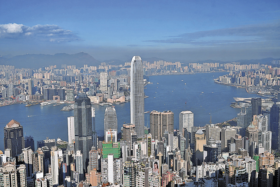 ●從太平山頂鳥瞰維港景色。  資料圖片