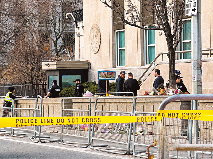 ●多倫多執法人員在美領事館外勘察槍擊案現場。 路透社