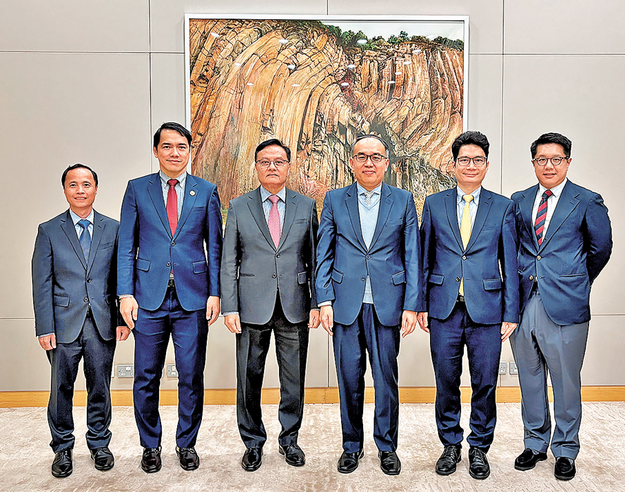 ●特區政府財庫局局長許正宇（右三）等與由老撾財政部部長山迪帕（左三）率領的代表團會面，雙方就黃金市場合作和即將開展的全面性避免雙重課稅協定磋商作討論。