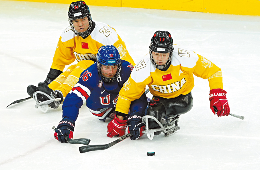 ●面對強敵美國，中國隊（黃衫）展現頑強鬥志。 新華社