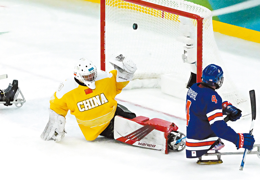 ●中國隊（黃衫）小組賽以1：7不敵美國，仍憑2勝1負成績闖入準決賽。 新華社