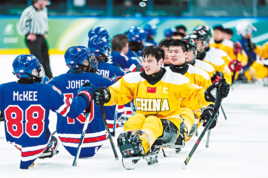 ●中國殘奧冰球隊（黃衫）十年磨劍，終於在米蘭冬殘奧會展現成果。 新華社