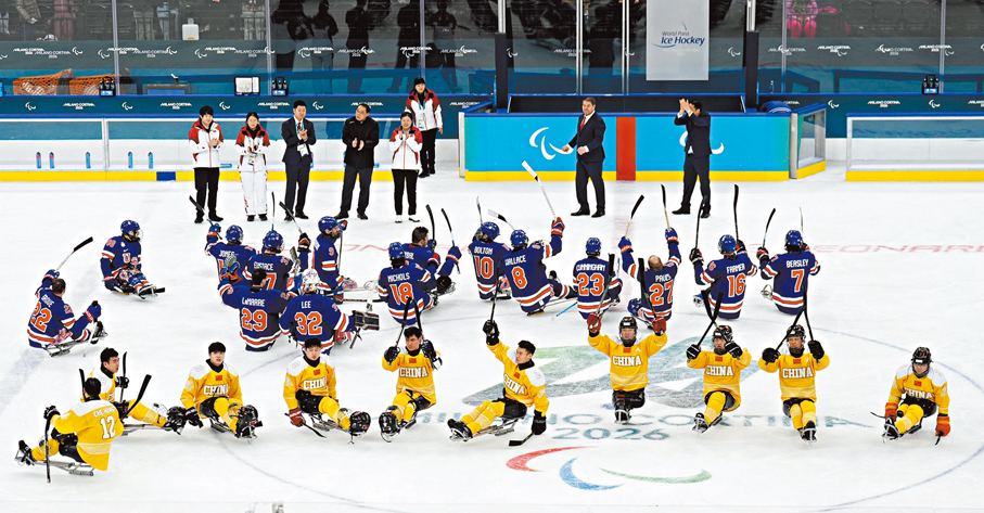 ●兩隊賽後向觀眾致意。 新華社