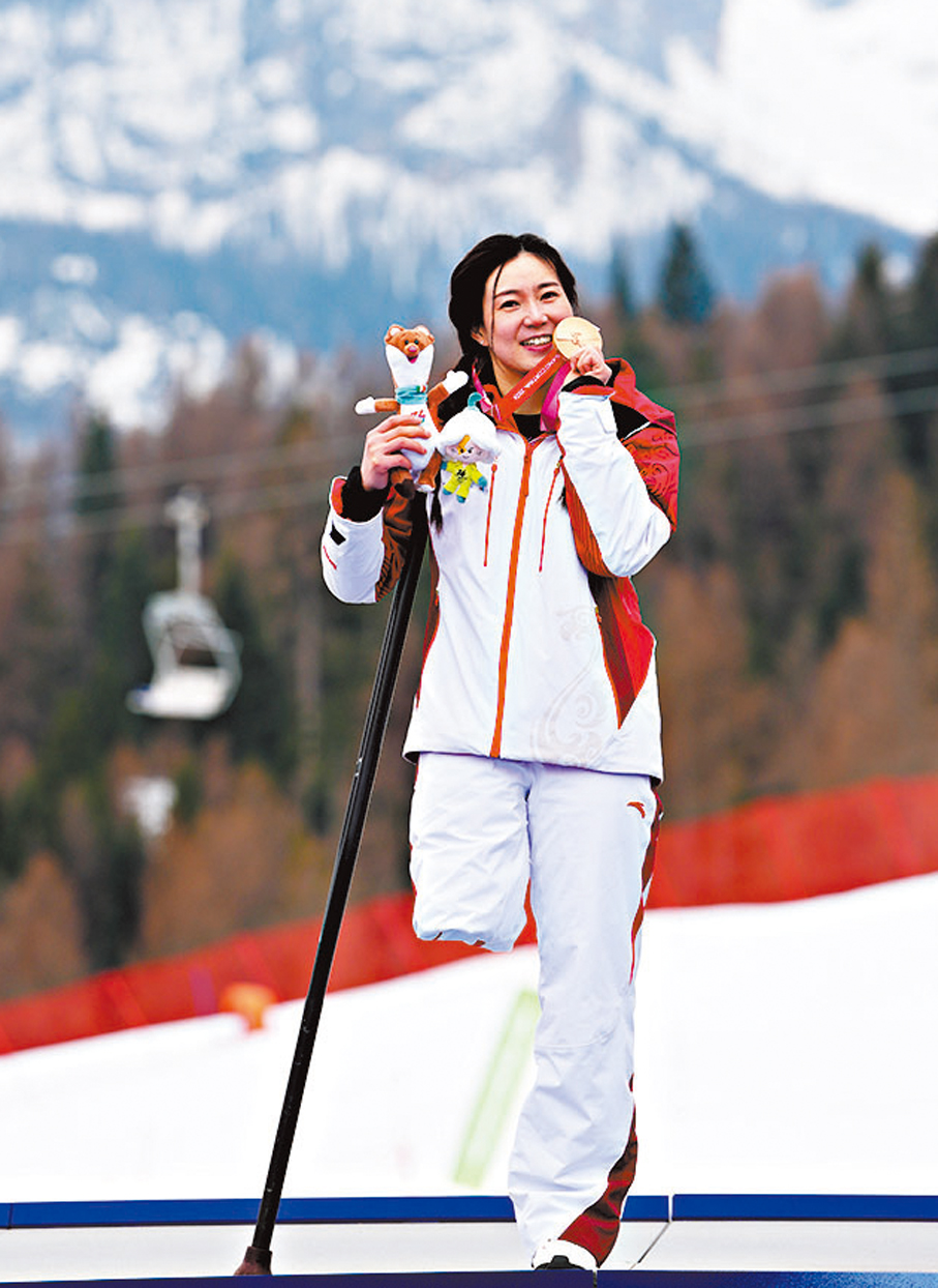 ●劉思彤親吻今屆賽事的第三面銅牌。  新華社