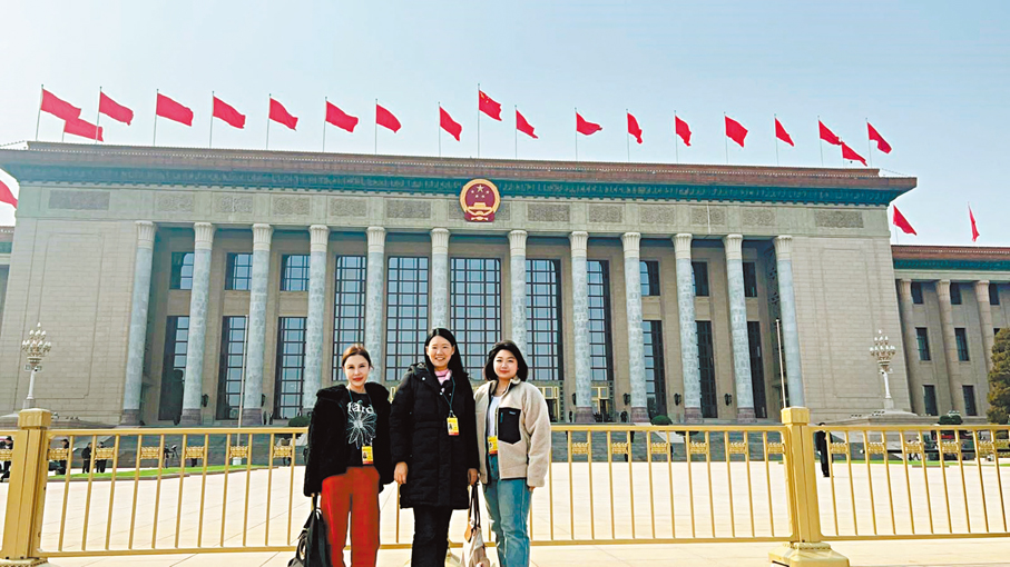 ●香港文匯報記者（左起）嚴少阡、沈清麗、康敬於人民大會堂外合影。