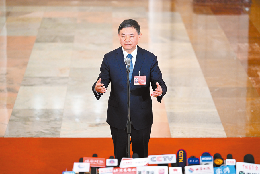 ●12日，十四屆全國人大四次會議第三場「部長通道」集中採訪活動在北京人民大會堂舉行。圖為生態環境部部長黃潤秋接受媒體採訪。 中新社