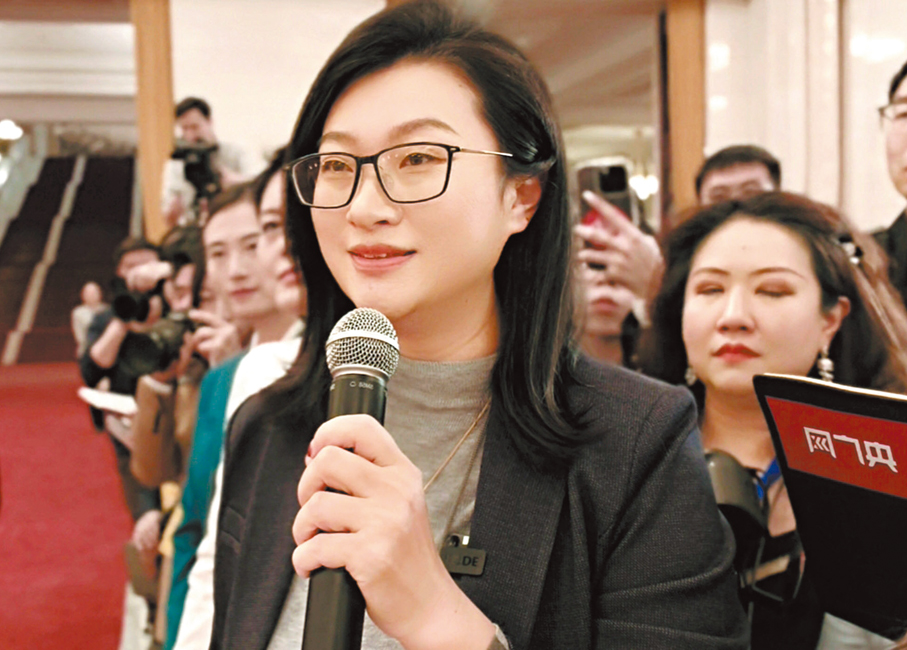 ●香港文匯報記者在第三場「部長通道」向自然資源部部長關志鷗提問。  香港文匯報記者任芳頡  攝