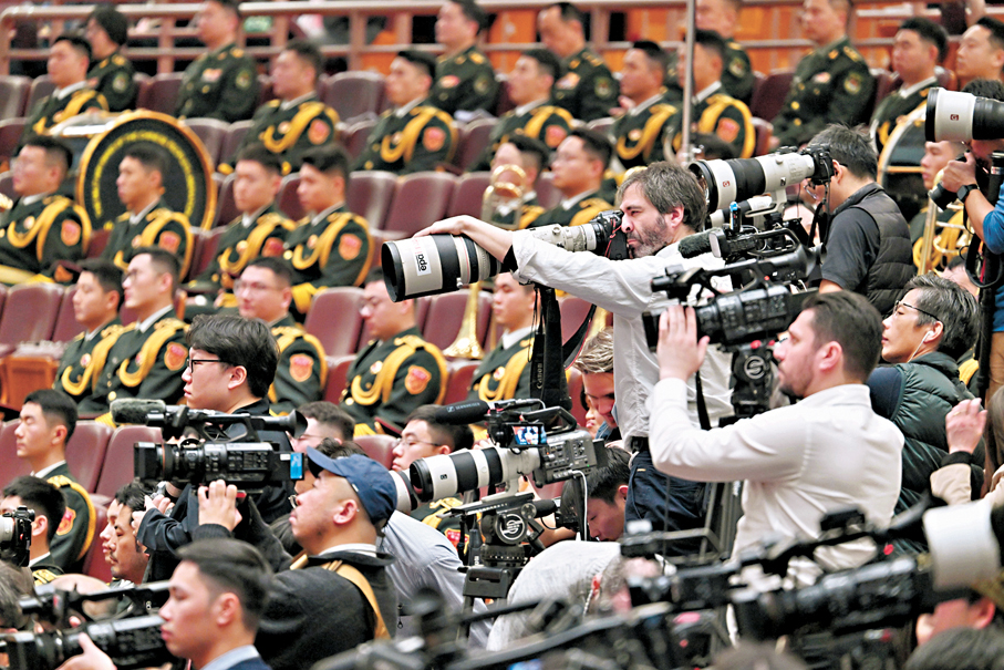 ●外媒報道稱，國際社會通過兩會看到了一個立足現實、聚焦高質量發展的中國。圖為外國記者採訪全國人大開幕會。 資料圖片