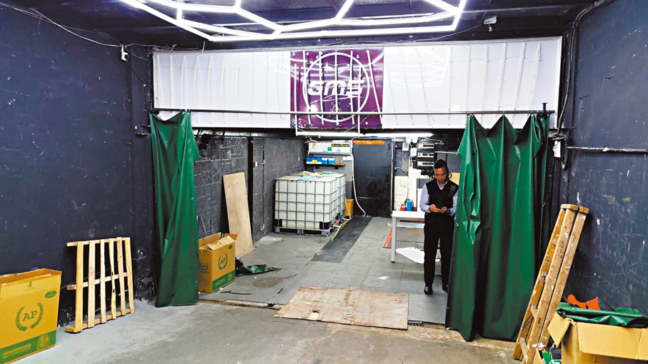 ●消防處根據警方轉介，昨日搗破在土瓜灣道益豐大廈一地舖單位被用作非法加油站。 香港文匯報記者林兆崙  攝