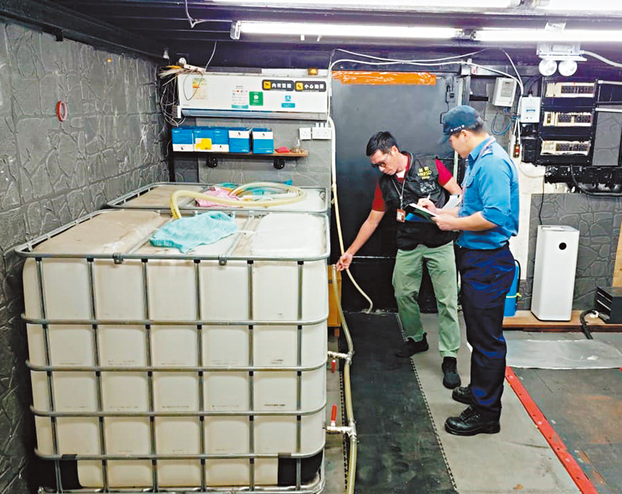 ●消防在涉案地舖內發現油缸、油槍、油喉等入油工具。 香港文匯報記者林兆崙  攝