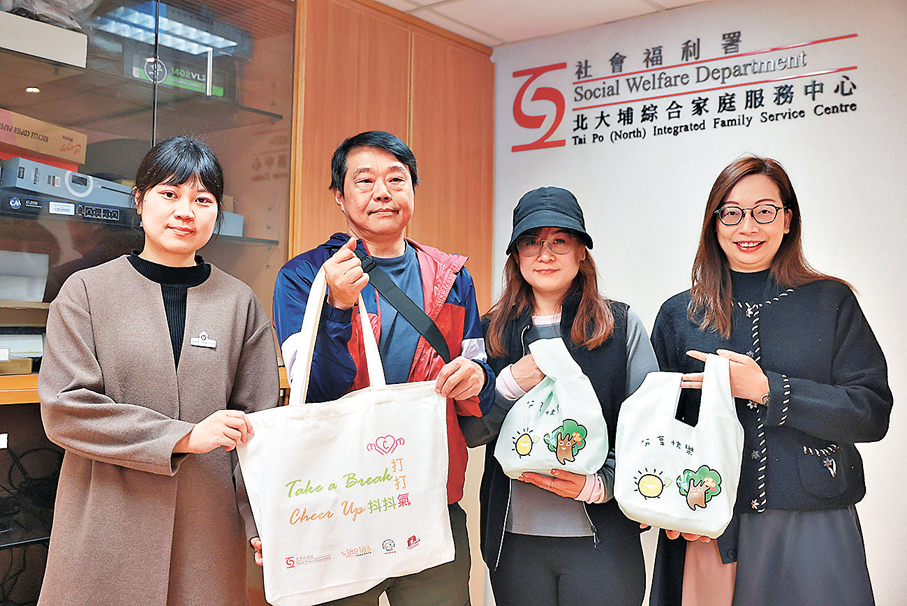 ●左起：香港聖公會福利協會社工麥穎雅、陳生、陳太、社署助理社會工作主任彭詠詩。  香港文匯報記者郭木又  攝