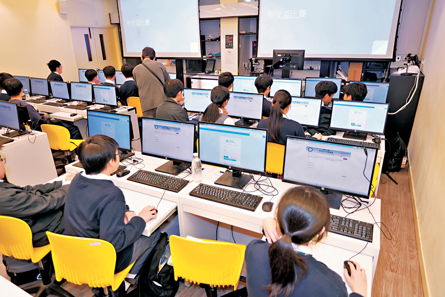 ●外交部駐港特派員公署、教育局及香港明天更好基金昨先後到訪保良局田家炳小學和沙田培英中學，了解師生對「香港盃」外交知識競賽賽題的建議和參賽感悟。   香港文匯報記者黃艾力  攝