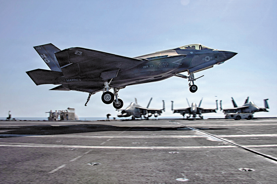 ●「林肯號」航母協助執行襲擊伊朗的任務。圖為F-35戰機在甲板上着陸。 路透社