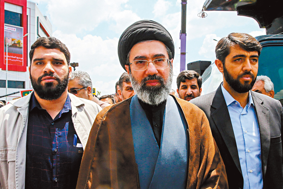 ●穆傑塔巴（中）強調伊朗會繼續設法封鎖霍爾木茲海峽。 資料圖片