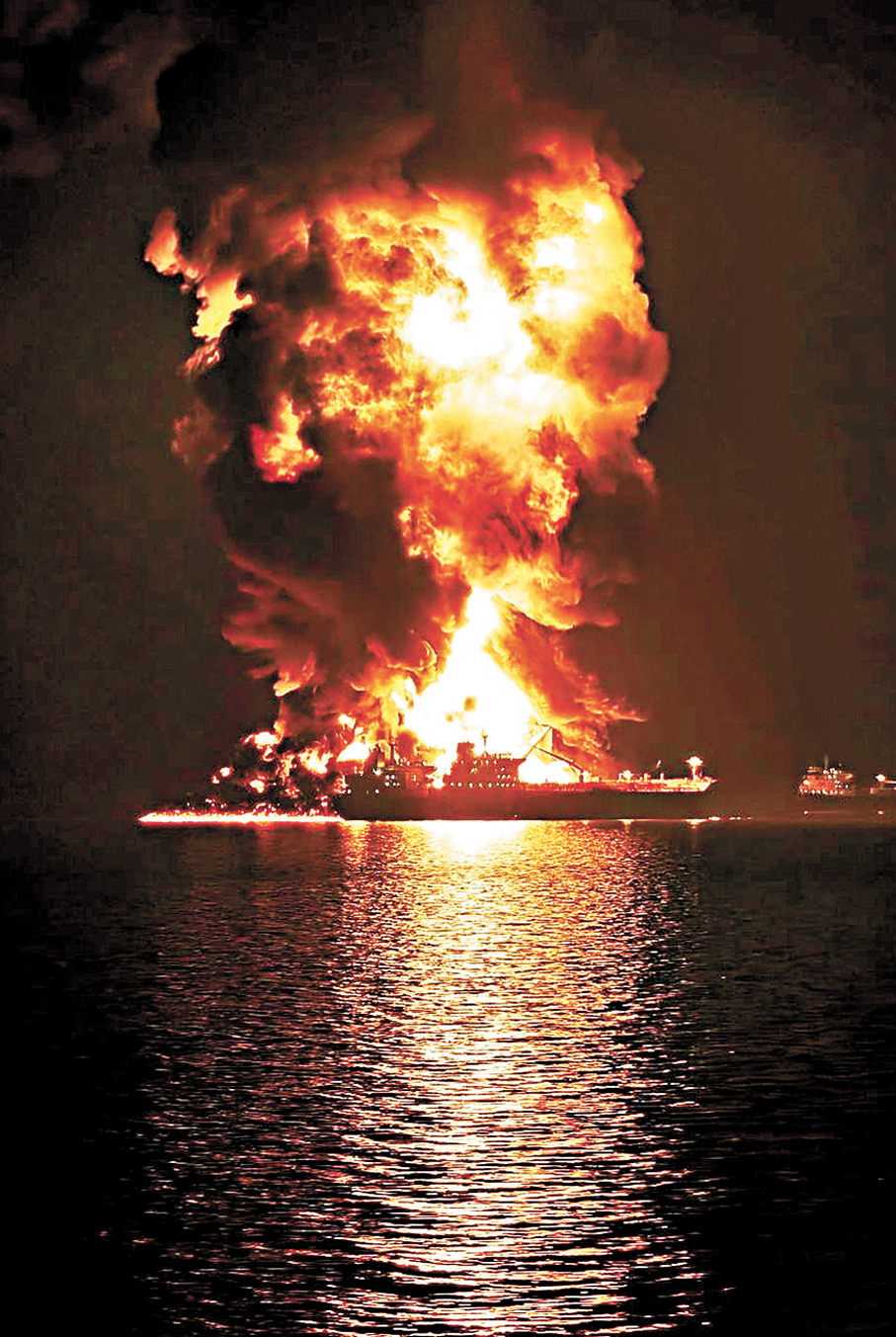 ●伊朗利用消耗戰術與美國對峙，不斷打擊區內石油設施。圖為伊拉克外海兩油輪遇襲，引發大火。 美聯社
