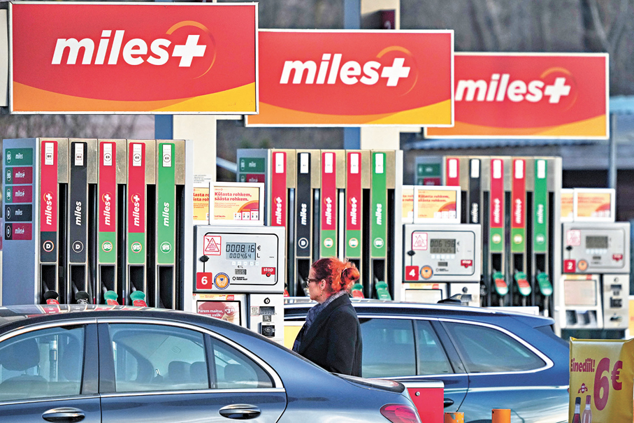 ●油價不斷攀升，衝擊全球經濟民生。圖為愛沙尼亞加油站。 美聯社