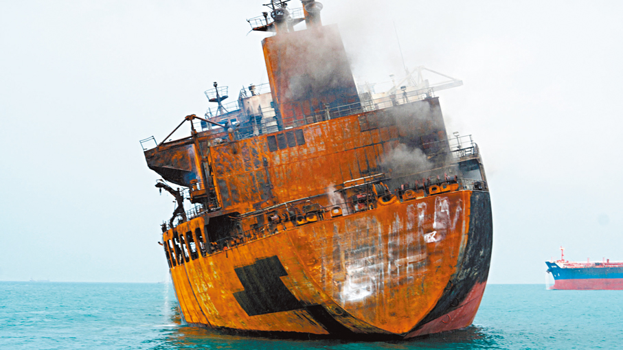 ●伊拉克石油港口完全停運。圖為遇襲油輪損毀嚴重。 路透社