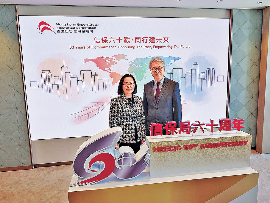 ●香港信保局諮詢委員會主席陳瑞娟（左一）表示，經過60年發展，香港信保局承保範圍現已覆蓋超過200個國家及市場。旁為香港信保局總監趙民忠。 香港文匯報記者岑健樂  攝