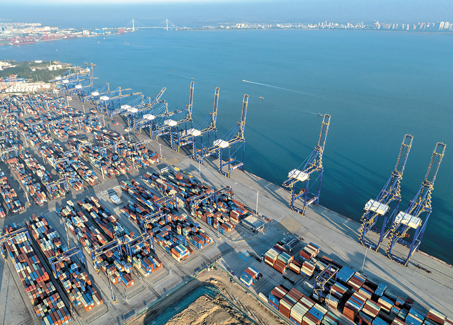 ●富達國際認為，今年中國出口增長能否維持強勁勢頭仍有待觀察。圖為海南洋浦國際集裝箱碼頭。 資料圖片