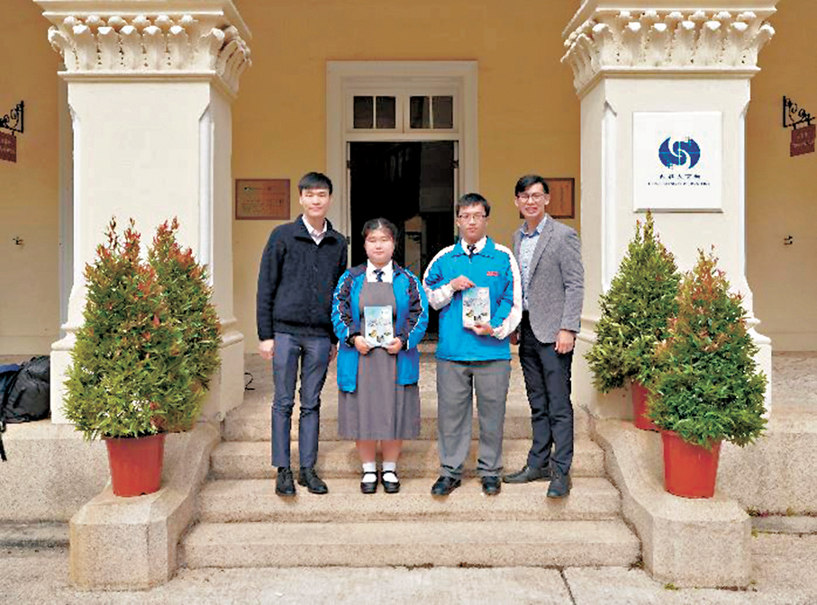 ●圖為朱俊錕老師（右一）與學生。 作者供圖