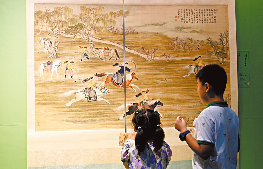 ●觀眾在欣賞郎世寧作品《弘曆射獵圖》橫幅。  資料圖片
