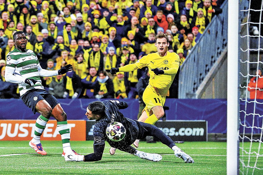 ●歐聯黑馬波杜基林特（黃衫）主場三球大勝士砵亭。 路透社