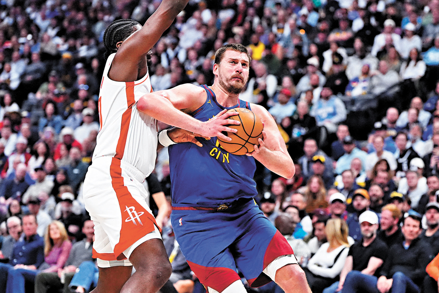 ●祖傑（藍衫）交出大三元，助金塊主場大勝火箭。   路透社