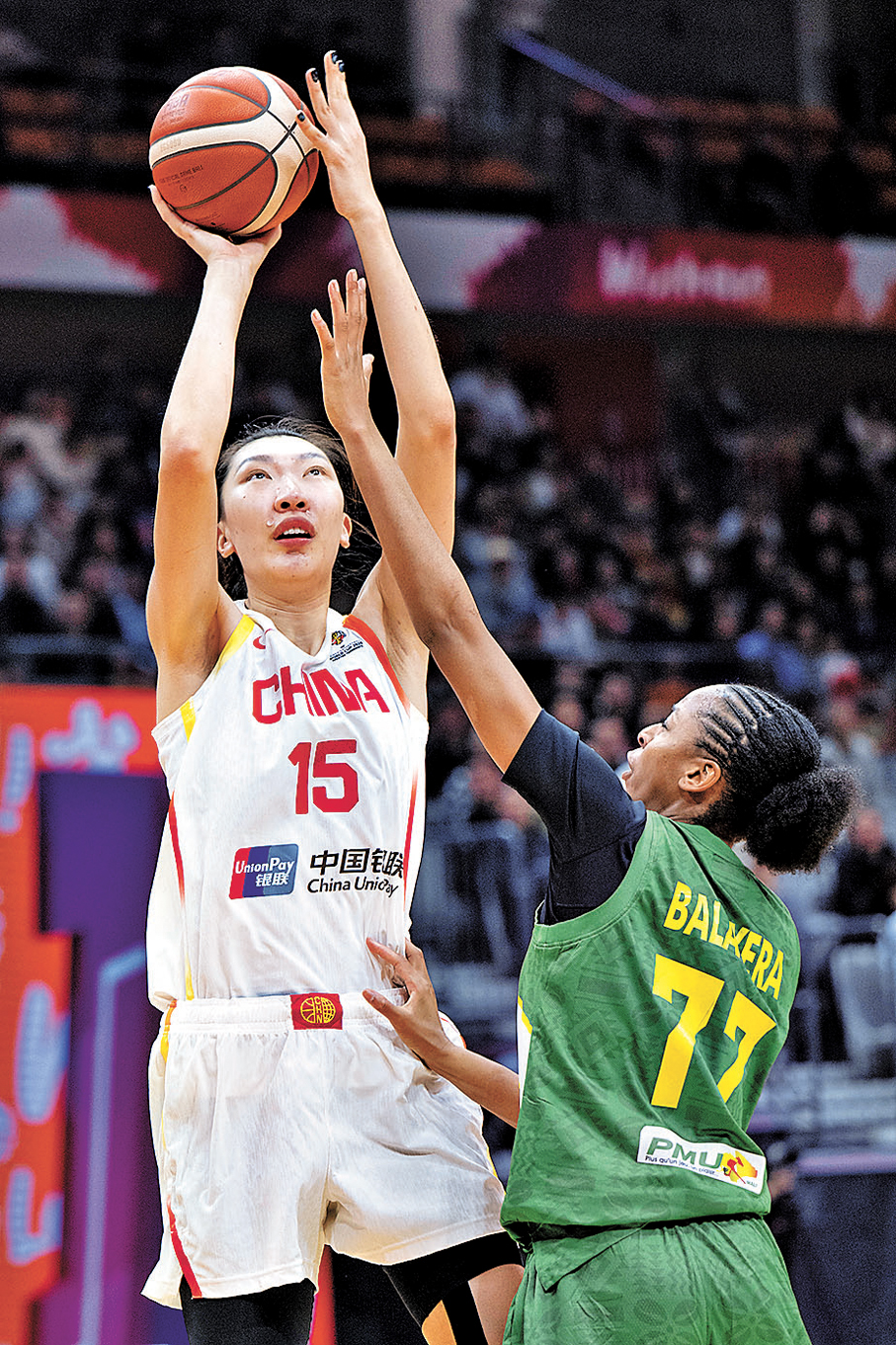 ●韓旭（左）擔任5號位表現出色。 新華社