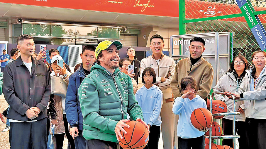 ●阿朗素於籃球區大玩投籃。  香港文匯報記者夏微  攝