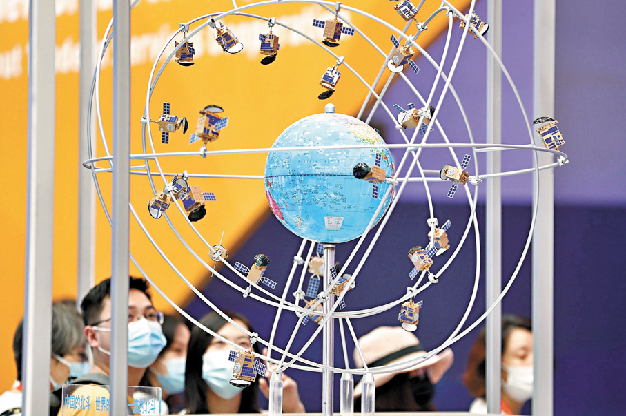 ●北斗衛星導航系統將於近期實施在軌升級。圖為早前中國國際服務貿易交易會綜合展區，北斗衛星導航系統模型吸引參觀者。 資料圖片